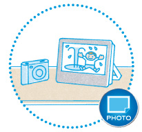 水遊びする子どもの写真をその場で上映会。