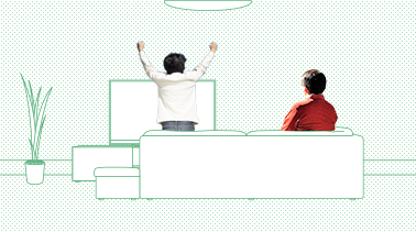 スポーツ中継もゲーム映像も高画質＆大迫力だから、テレビの前で親子一緒に夢中になっています！（イメージ）